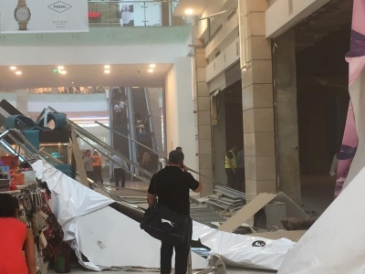 Accident intr-un mall din Capitala: Un placaj de mari dimensiuni s-a prabusit intr-o zona intens circulata. Nu sunt victime