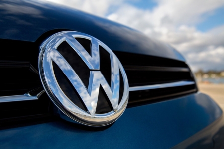 Actiunile VW se prabusesc dupa ce scandalul emisiilor se extinde si la motoarele pe benzina