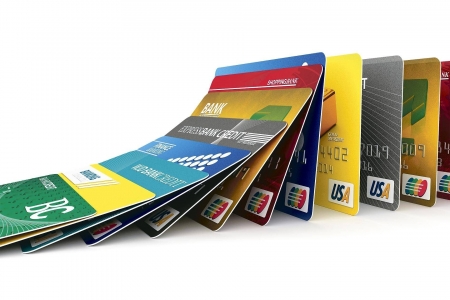 Bancile momesc clientii cu credite prin card tot mai ieftine