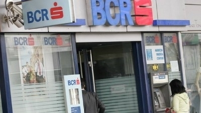 BCR, cea mai mare banca din Romania, incepe sa scoata casieriile din sucursale. In 28 de unitati nu se mai fac operatiuni cu cash, ci electronic