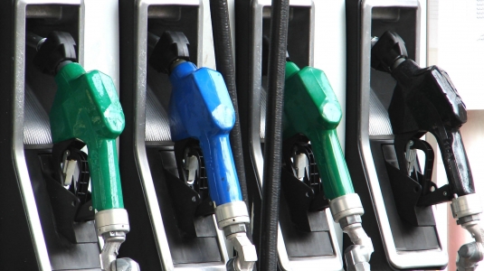 Benzina si motorina ar trebui sa se ieftineasca cu 14 bani pe litru, de la 1 ianuarie