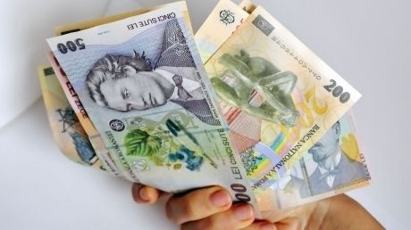 Cati bani falsi circula prin Romania si care sunt bancnotele preferate de falsificatori