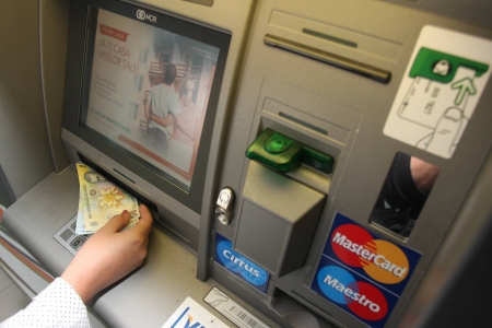 Ce ascund automatele bancare si cat castiga bancile din salariul fiecarui client cu card