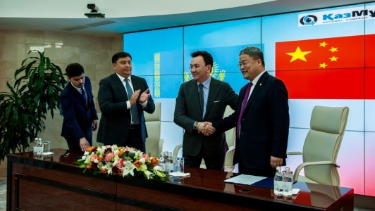 Chinezii de la CEFC platesc 680 de milioane de dolari pentru 51% din Rompetrol