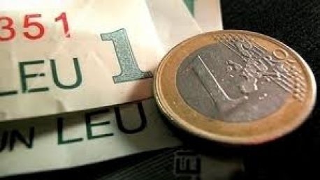 Cursul euro poate ajunge din nou la 4,5 lei si chiar mai sus, din cauza presiunilor externe din ultimul trimestru al anului