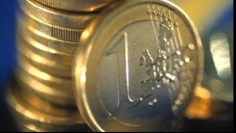 Cursul euro poate cobori la 4,38 lei, dar pe termen mai lung ramane peste 4,40, spun analistii