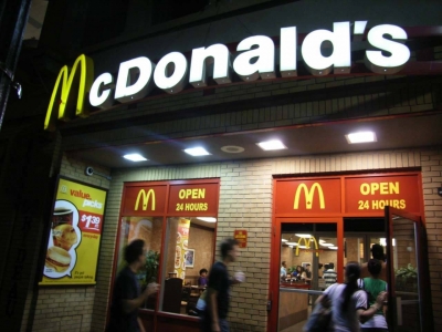 Efectul tiparirii banilor: McDonald's majoreaza preturile cu 20-25%