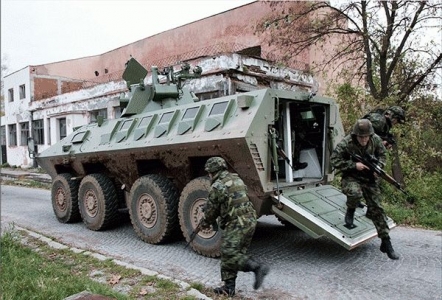 Germanii de la Rheinmetall ar putea produce in Romania un transportor blindat de trupe 8X8