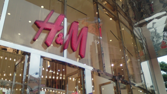 H&M va reduce dividendele, pentru prima data de la listarea companiei, in 1974 - Bloomberg