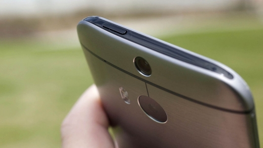 HTC One M8 a  devenit unul dintre cele mai cautate telefoane in online