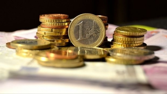 Leul se apreciaza semnificativ. Euro scade sub 4,46 lei