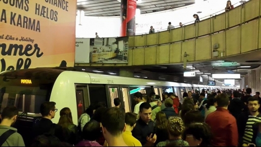 Masuri extreme la metrou: Ca sa se evite aglomeratia, trenurile nu mai ajung in acelasi timp in statii, la orele de varf