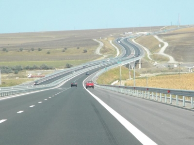 Oficial: taxa de autostrada va fi de 3 euro/100 km pentru autoturisme. Vezi tarifele complete