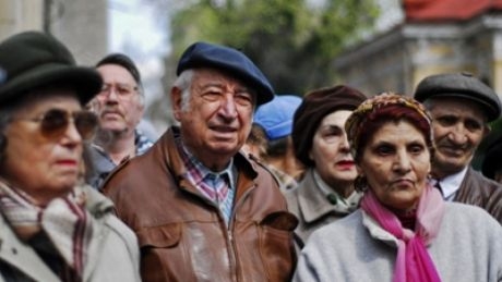 Pensionarii din Bucuresti nu vor mai calatori in RATB cu legitimatia si talonul de pensie. Ce se schimba