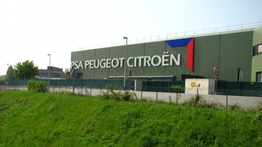 Peugeot si Mitsubishi au suspendat productia in Rusia