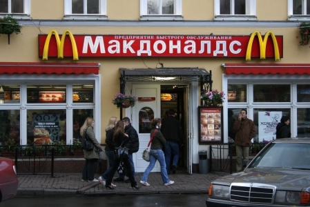 Restaurantele McDonald's Romania vor fi cumparate de un rus. Americanii raman doar francizori