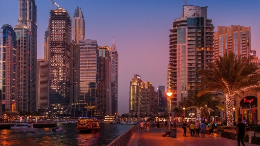 Revelionul costa si 2.000 de euro pe Valea Prahovei, acolo unde o zi o poti sta pe DN1. De aceeasi bani, poti petrece in Dubai Revelionul costa si 2.000 de euro pe Valea Prahovei, acolo unde o zi o poti sta pe DN1. De aceeasi bani, poti petrece in Dubai