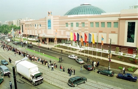 Romanii cheltuie 4 mld. euro pe an in 60 de malluri, din care 15 sunt in Capitala