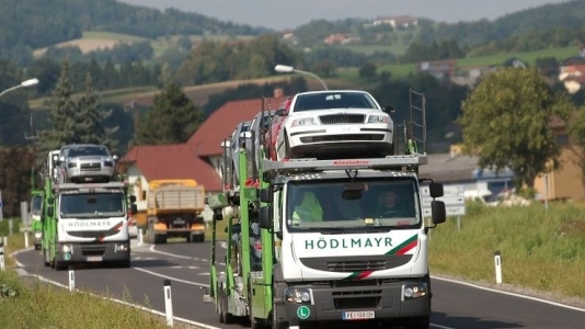 Romanul care trimite masinile Dacia la export si-a vandut afacerea austriecilor de la Hoedlmayr