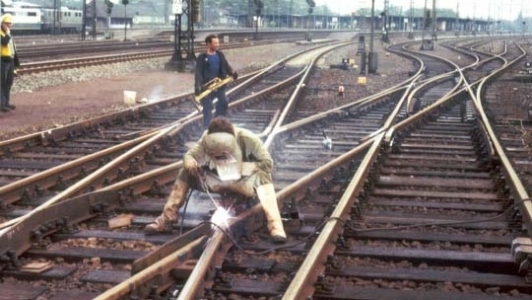 Tren Otopeni Euro 2020: galatenii care vor face calea ferata peste DN1 au modernizat mai multe gari si poduri, dar au renuntat la o autostrada Tren Otopeni Euro 2020: galatenii care vor face calea ferata peste DN1 au modernizat mai multe gari si poduri, dar au renuntat la o autostrada